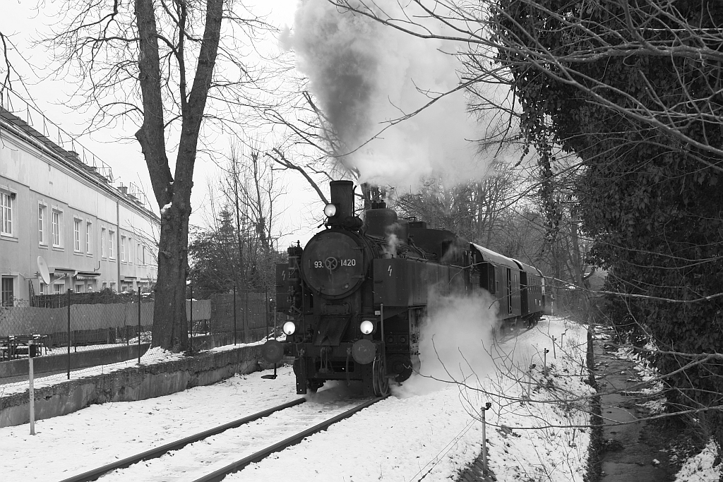 NLB 93.1420 am 03.Dezember 2017 mit Zug2 von Wien Meidling kurz vor EK Sonnbergstrasse beim Km 3,0.