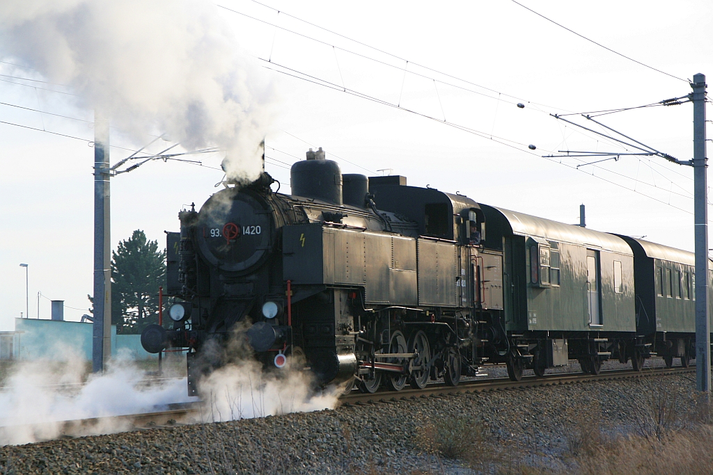 NLB 93.1420 am 04.Dezember 2016 mit Schmierdampf am Schluß des SLP 17363 kurz vor der Hst. Seyring.
