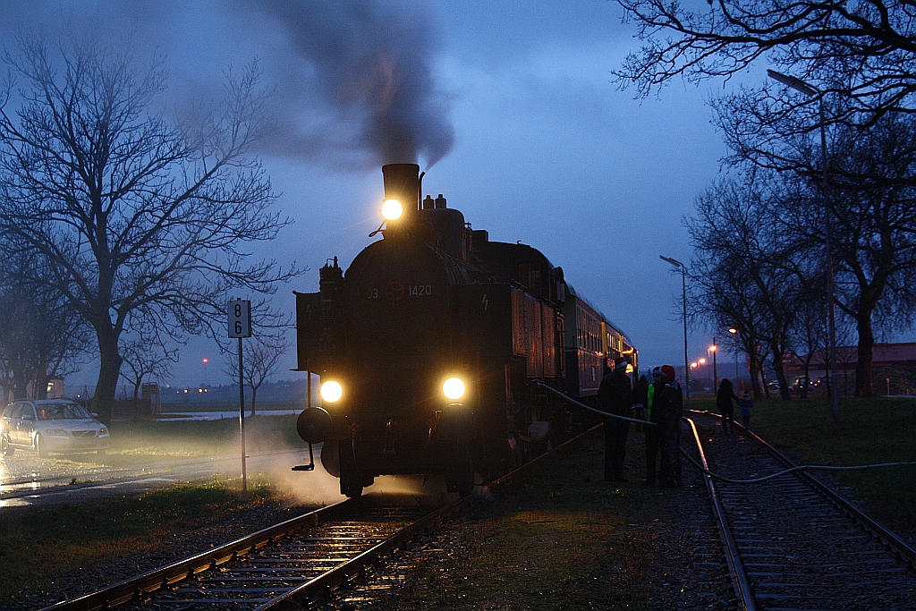 NLB 93.1420 am 07.Dezember 2014 vor dem SR 17700 in Rückersdorf-Harmannsdorf.