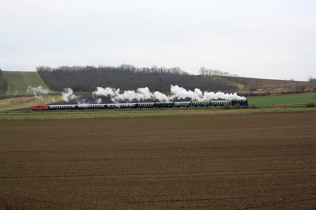 NLB 93.1420 ist am 08.Dezember 2015 mit dem SR 17675 zwischen Prinzendorf-Rannersdorf und Hauskirchen unterwegs. Am Zugschluß die 2143 070-7 als Heizlok.
