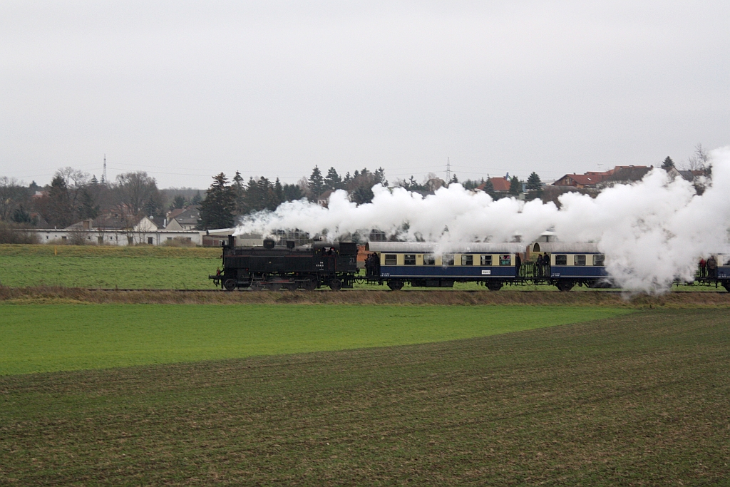 NLB 93.1420 am 08.Dezember 2015 vor dem SR 17675 bei Neusiedl-Sankt Ulrich.
