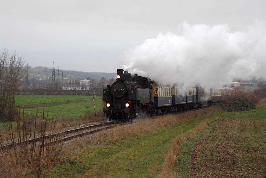 NLB 93.1420 am 08.Dezember 2015 mit dem SR 17675 bei der Einfahrt Dobermannsdorf.