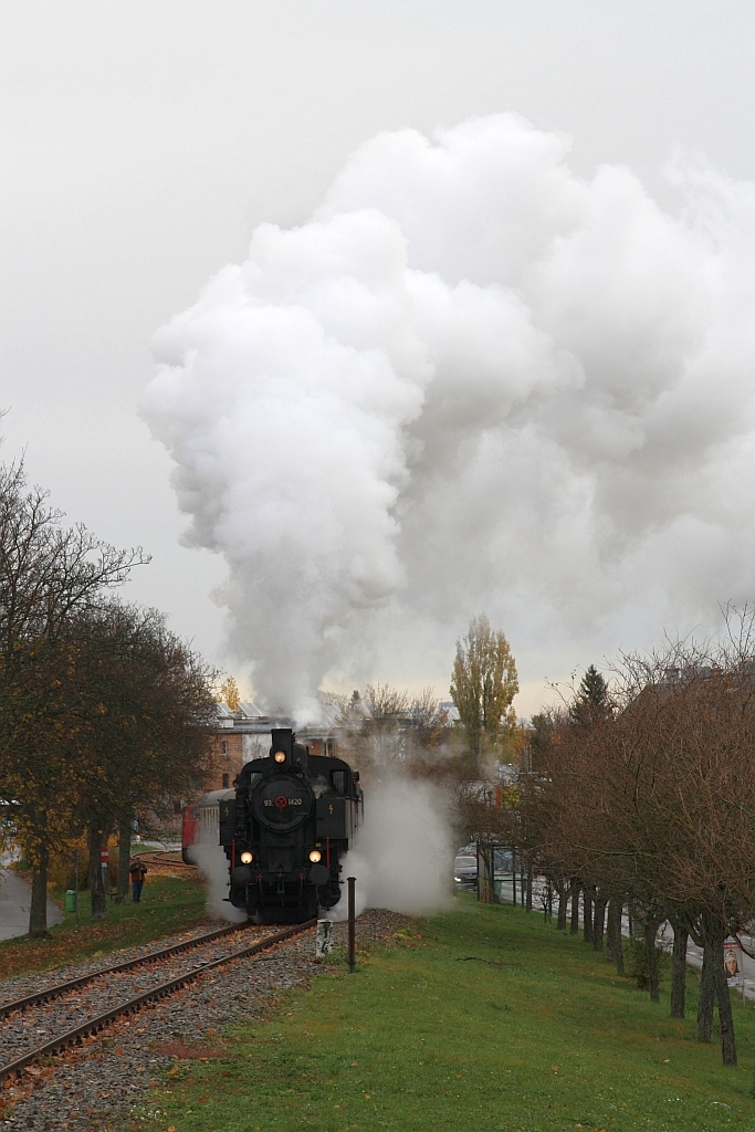 NLB 93.1420 am 12.November 2017 mit Zug1 von Wien Meidling nach Waldmühle kurz vor der Haltestelle Perchtoldsdorf.