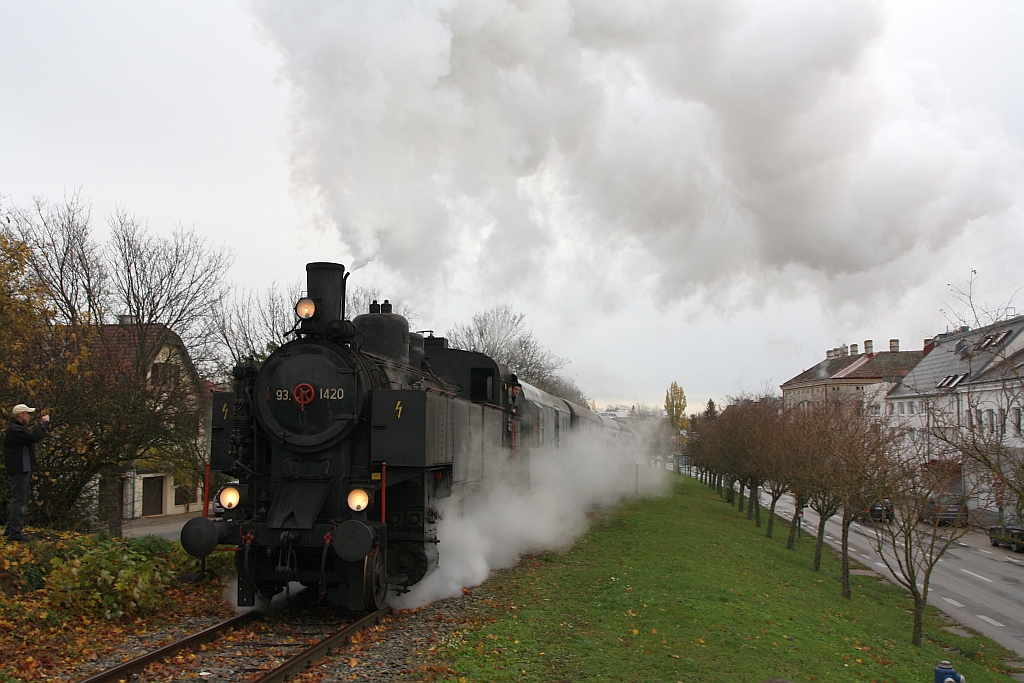 NLB 93.1420 am 12.November 2017 mit Zug1 von Wien Meidling nach Waldmühle kurz vor der Haltestelle Perchtoldsdorf.