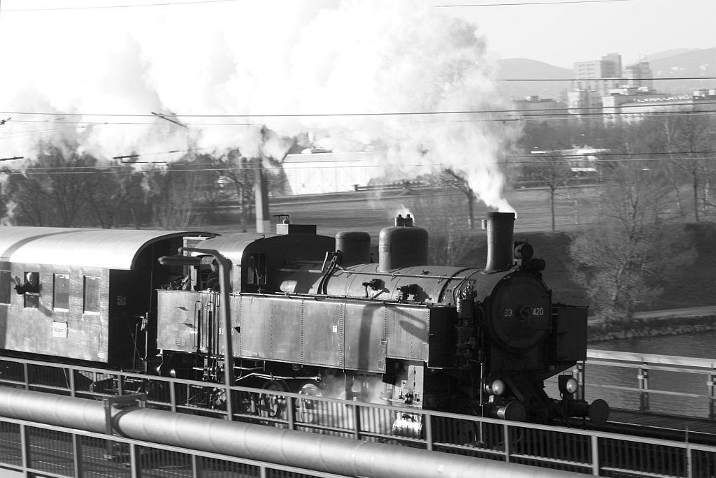 NLB 93.1420 am 14.Dezember 2013 auf der Donaubr�cke kurz vor der aufgelassenen Hst. Strandb�der.