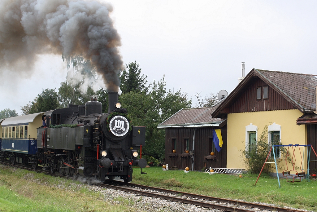 NLB 93.1420 am 14.September 2014 mit dem SR 17926 vor dem Aufnahmsgebäude der aufgelassenen Hst. Naglern-Simonsfeld.