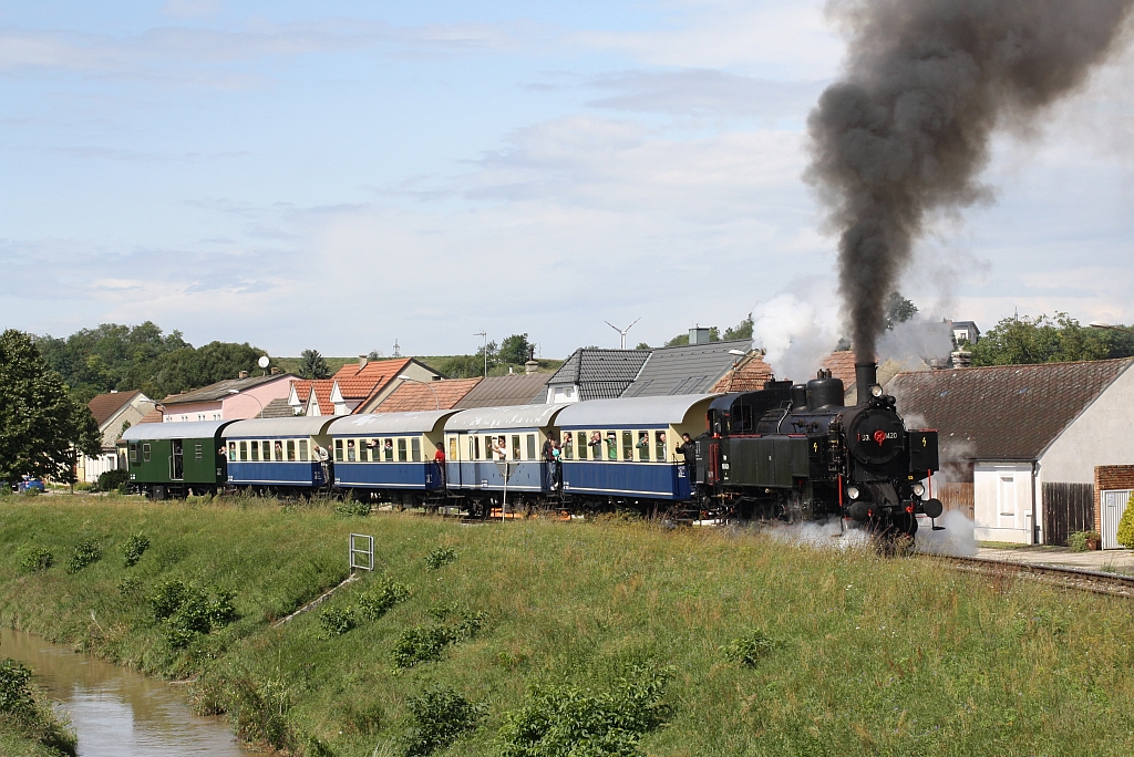 NLB 93.1420 am 24.August 2014 mit dem SR 17325 bei der Fahrt durch Hauskirchen.