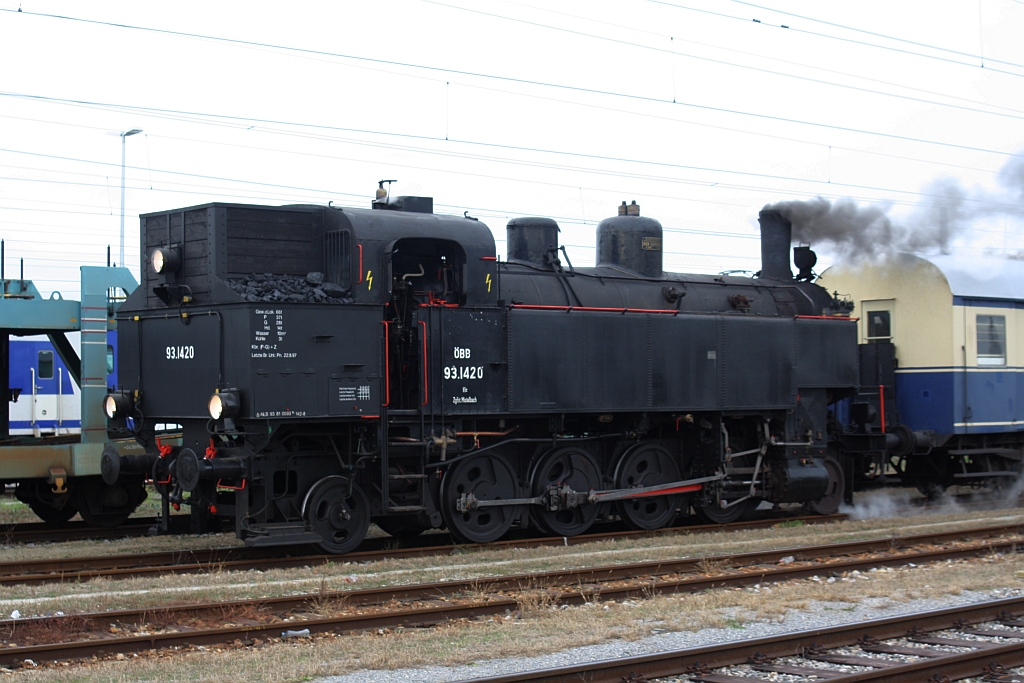 NLB 93.1420 am 29.November 2015 vor dem SLP 17519 in Floridsdorf Fbf.