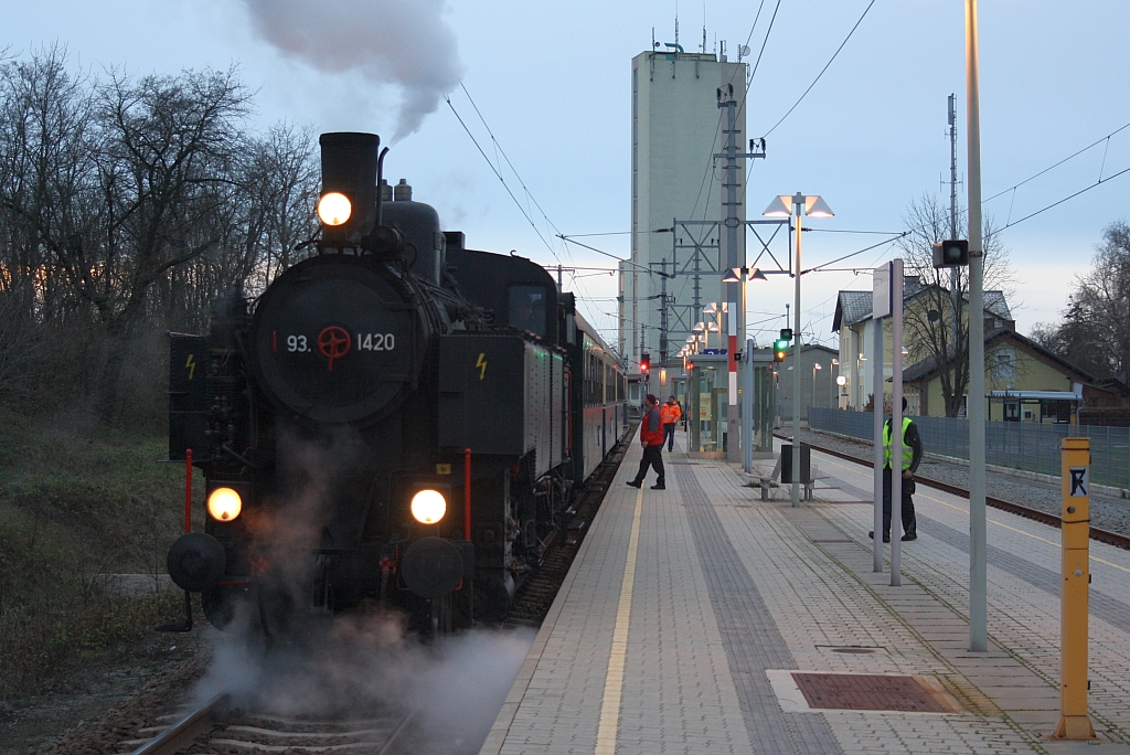 NLB 93.1420 am 29.November 2015 mit dem SR 17520 in Ladendorf.