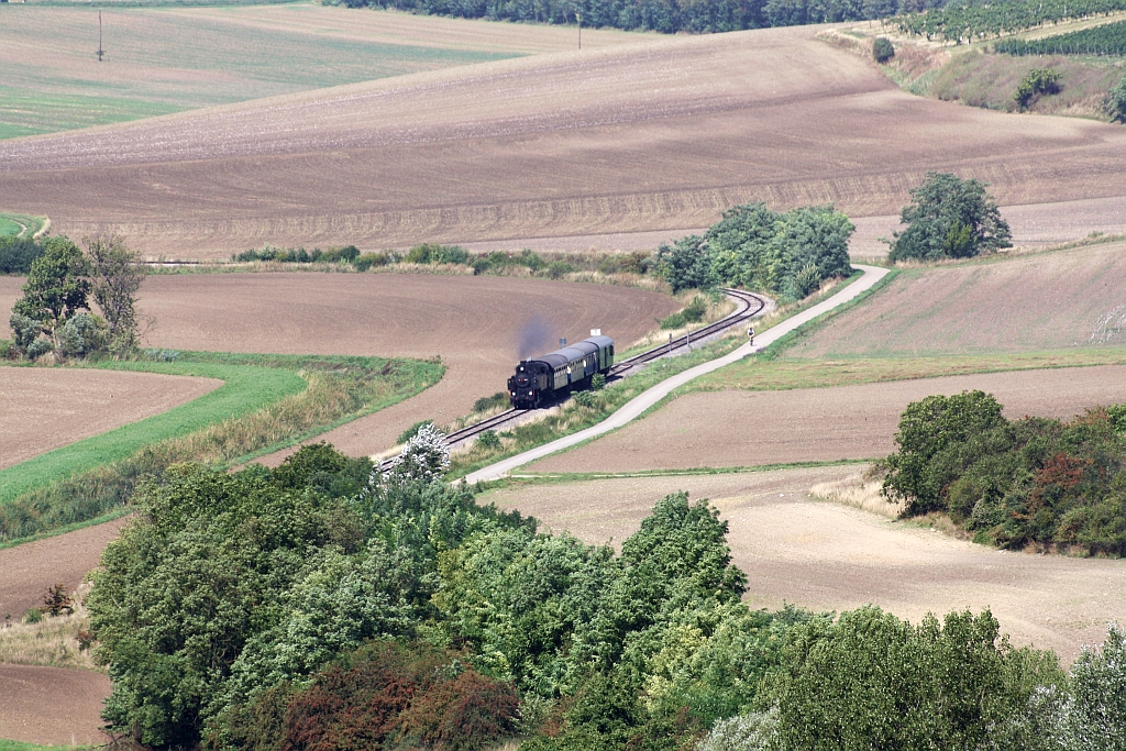 NLB 93.1420 am 30.August 2015 mit dem SR 17089 zwischen Prinzendorf-Rannersdorf und Hauskirchen.