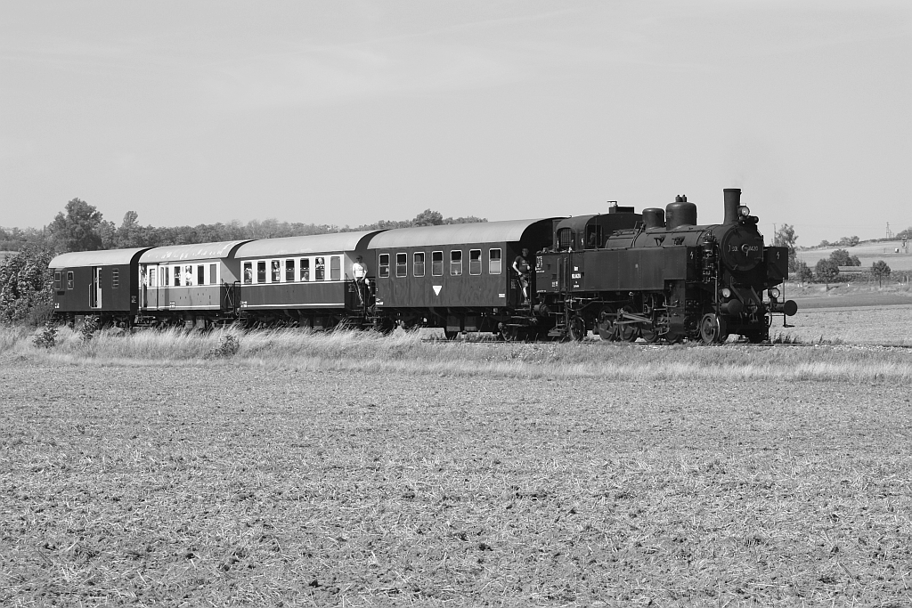 NLB 93.1420 am 30.August 2015 mit dem SR 17089 kurz vor dem Bf. Neusiedl-Sankt Ulrich.