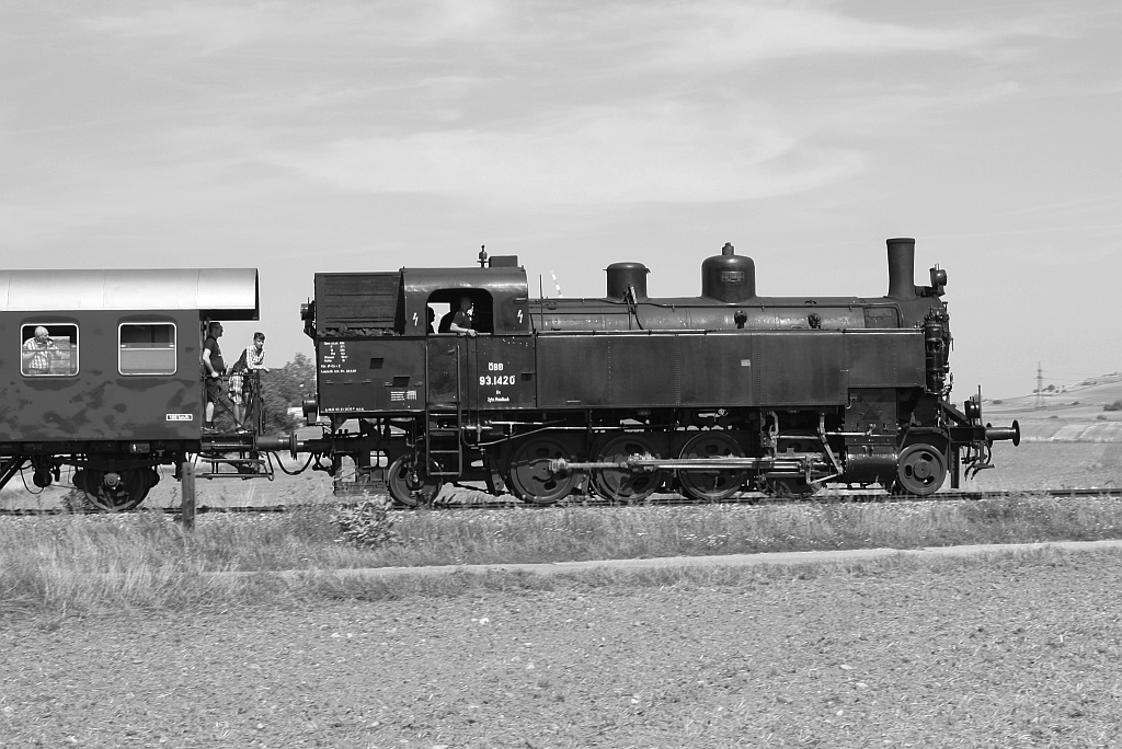 NLB 93.1420 am 30.August 2015 mit dem SR 17089 kurz vor dem Bf. Neusiedl-Sankt Ulrich.