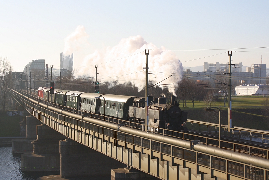 NLB 93.1420 fhrt am 14.Dezember 2013 mit dem SR 17950 (Praterstern - Schnberg am Kamp) kurz vor der aufgelassenen Hst. Strandbder ber die Donaubrcke.