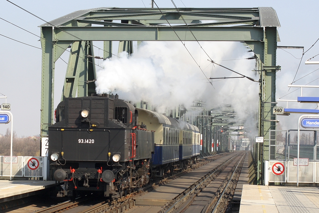 NLB 93.1420 fährt am 19.März 2015 mit dem SLP 14435 durch die Hst. Handelskai.