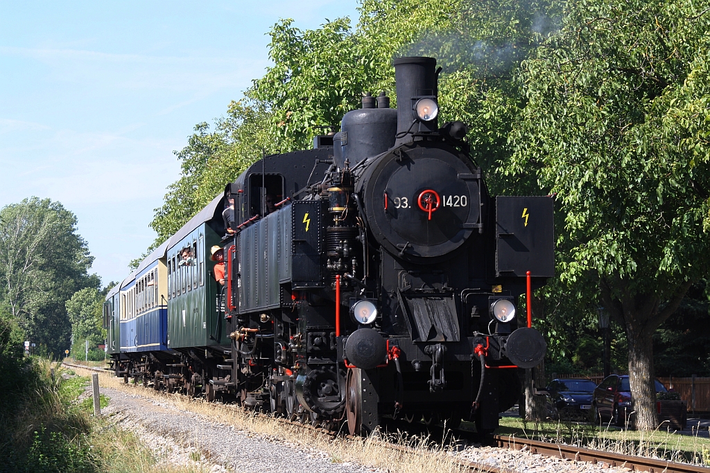 NLB 93.1420 fährt am 30.August 2015 mit dem SR 17089 durch Mistelbach.