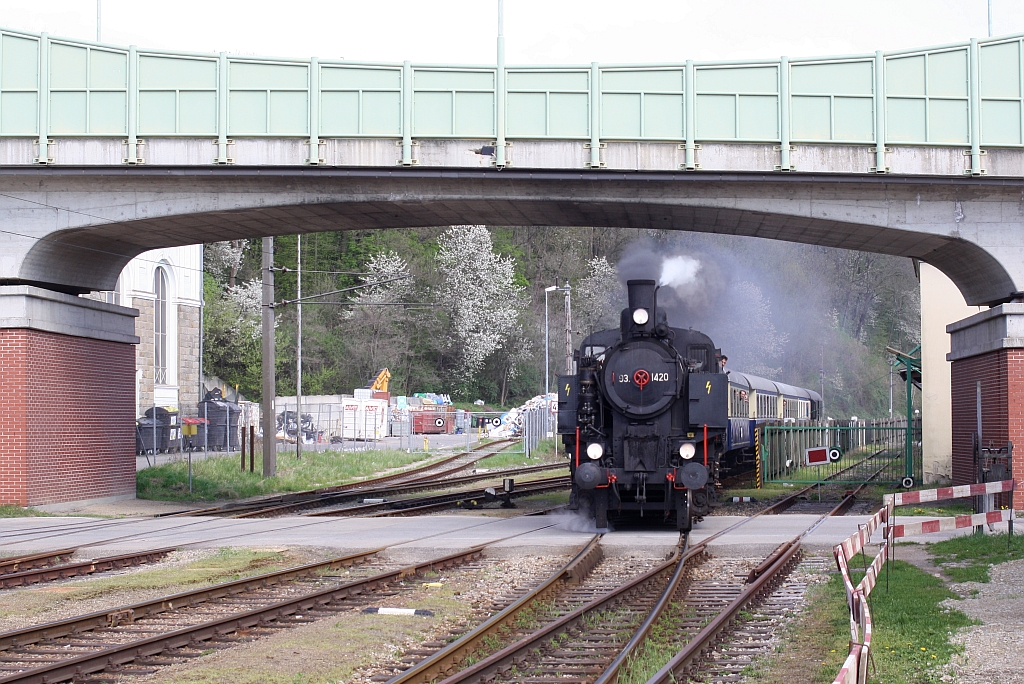 NLB 93.1420 mit dem SR 14514 von St.Pölten Hbf. nach Markt St. Aegyd am Neuwalde  am 19.April 2015 bei der Einfahrt in St.Pölten Alpenbahnhof unter der Stockinger Brücke.