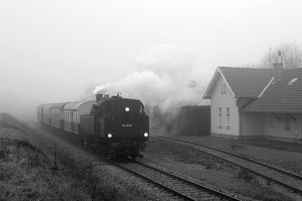 NLB 93.1420 mit dem SR 17633 am nebeligen 06.Dezember 2015 in Würnitz-Hetzmannsdorf.