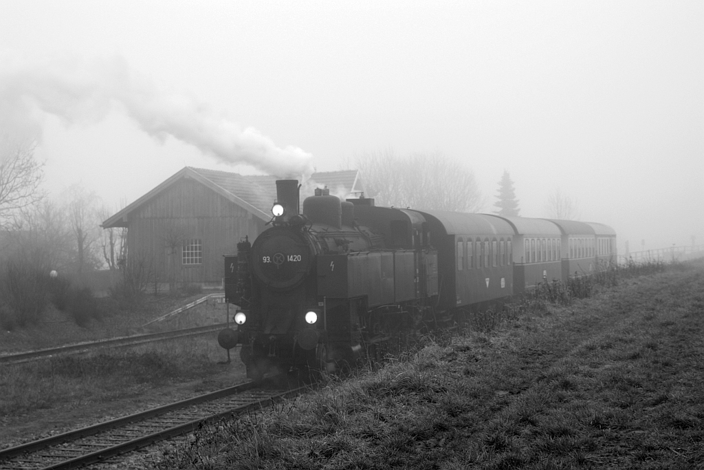 NLB 93.1420 mit dem SR 17634 am nebeligen 06.Dezember 2015 in Würnitz-Hetzmannsdorf.