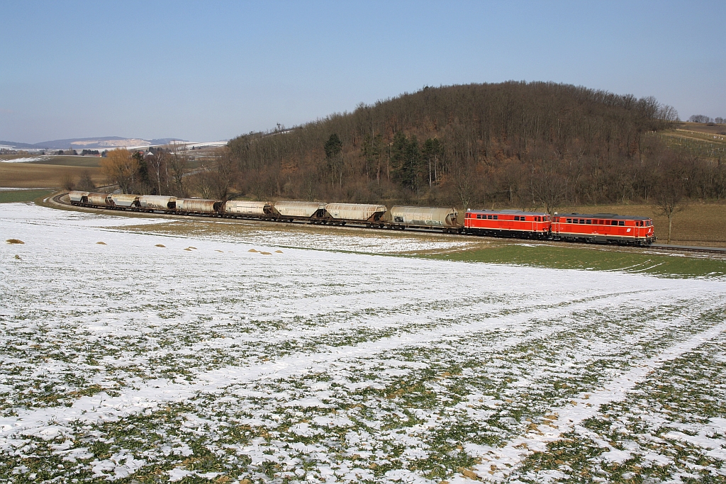 NLB - Tandem 2143 070-7 und 2143.56 mit dem SLGAG 97415 am 25.Februar 2018 zwischen Naglern und Wetzleinsdorf.