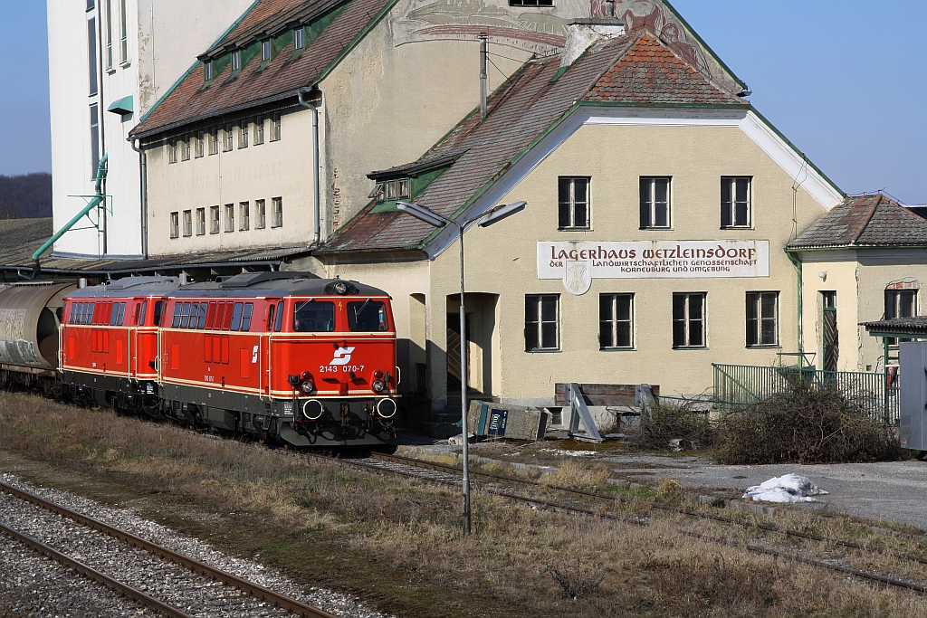 NLB - Tandem 2143 070-7 und 2143.56 vor dem SLGAG 97415 am 25.Februar 2018 in Wetzleinsdorf.