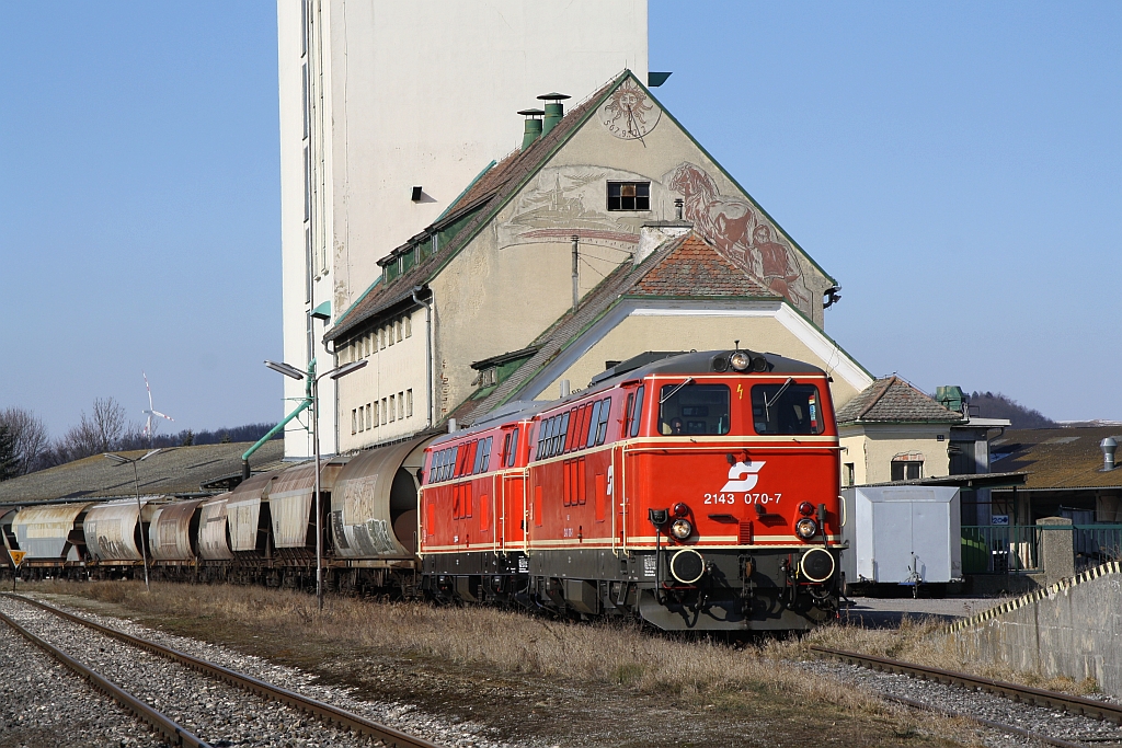 NLB - Tandem 2143 070-7 und 2143.56 mit dem SLGAG 97415 am 25.Februar 2018 in Wetzleinsdorf.