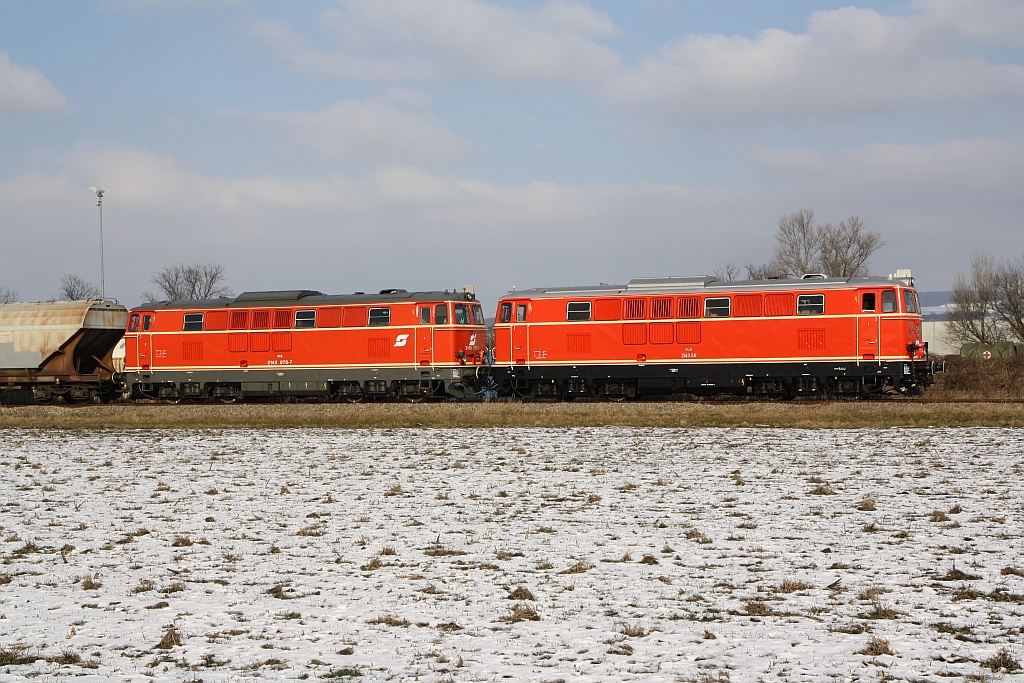 NLB - Tandem 2143.56 und 070-7 vor dem SLGAG 97414 am 25.Februar 2018 bei der Dabsch Kaserne in Korneuburg.