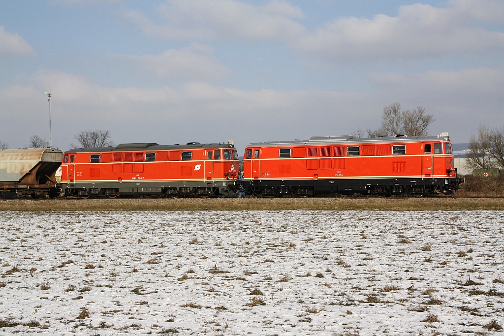 NLB - Tandem 2143.56 und 070-7 vor dem SLGAG 97414 am 25.Februar 2018 bei der Dabsch Kaserne in Korneuburg.