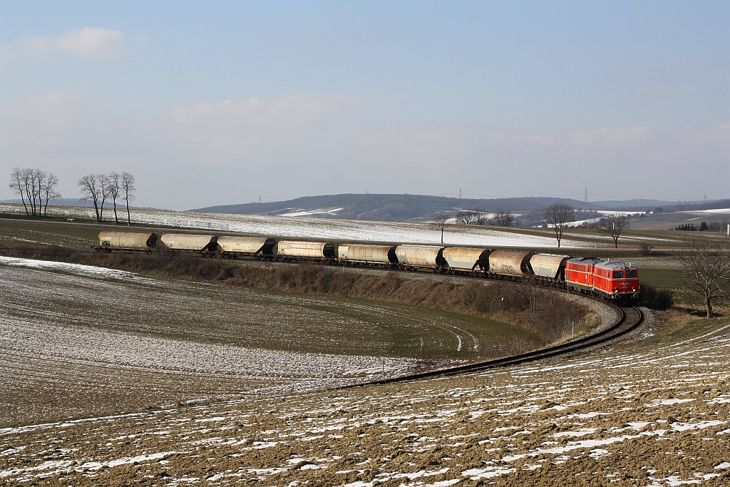 NLB - Tandem 2143.56 und 070-7 mit dem SLGAG 97414 am 25.Februar 2018 im 180°-Bogen nach dem ehemaligen Bahnhof Würnitz-Hetzmannsdorf.