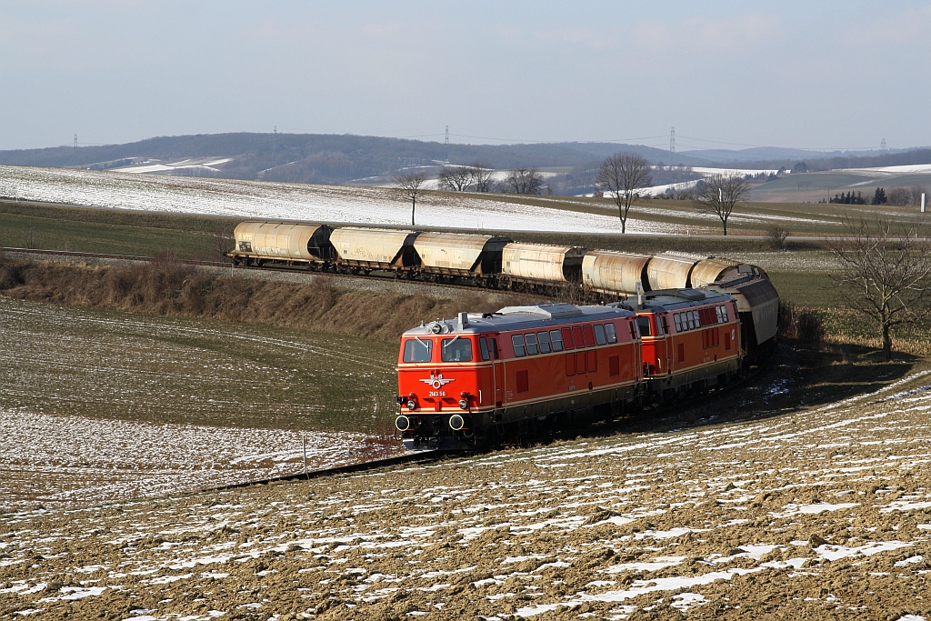 NLB - Tandem 2143.56 und 070-7 mit dem SLGAG 97414 am 25.Februar 2018 im 180°-Bogen nach dem ehemaligen Bahnhof Würnitz-Hetzmannsdorf.