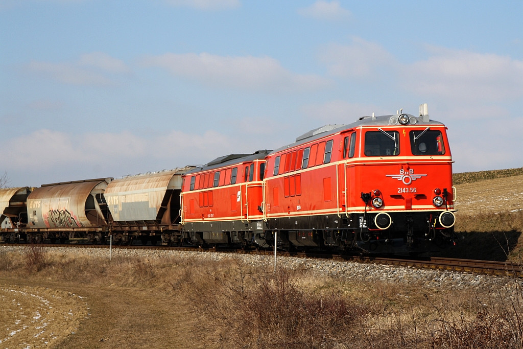 NLB - Tandem 2143.56 und 070-7 vor dem SLGAG 97414 am 25.Februar 2018 im 180°-Bogen nach dem ehemaligen Bahnhof Würnitz-Hetzmannsdorf.