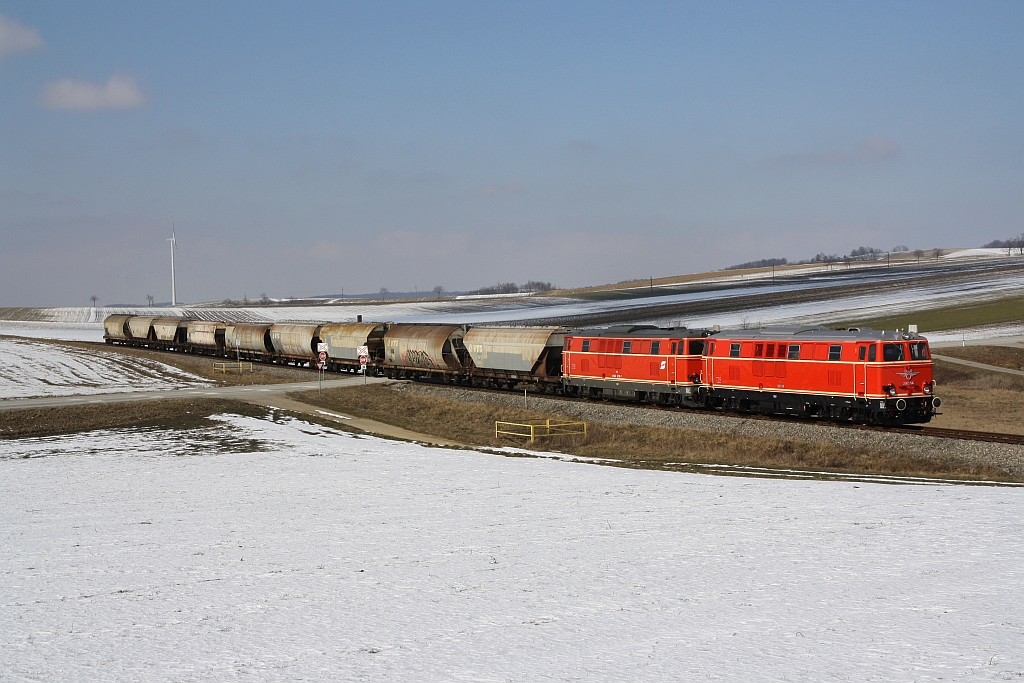 NLB - Tandem 2143.56 und 070-7 mit dem SLGAG 97414 am 25.Februar 2018 zwischen Naglern und Ernstbrunn.