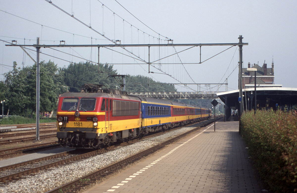 NMBS 1181 mit Int-632 von Amsterdam Centraal nach Brussel Zuid bei der durchfahrt in Geldermalsen, 08.06.2003, Scan 8717. Dieser Zug wurde umgeleitet �ber Utrecht - 's-Hertogenbosch - Tilburg - Breda.
