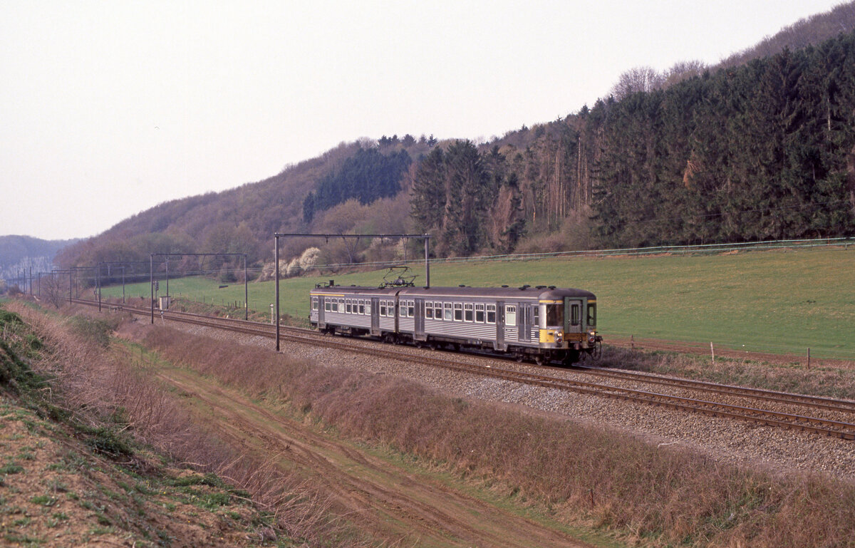 NMBS 135 als L-7134 von Namur nach Li�ge Guillemins bei Sclaigneaux, 09.04.1993, Scan 6223.