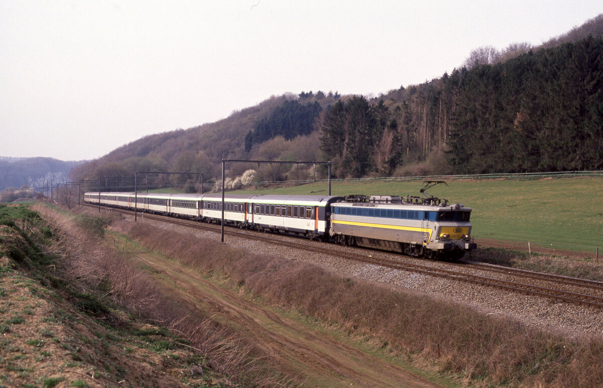 NMBS 1801 mit EC-45  parsifal  (Paris Nord - K�ln Hbf) bei Sclaigneaux am 09.04.1993, Scan 6220.