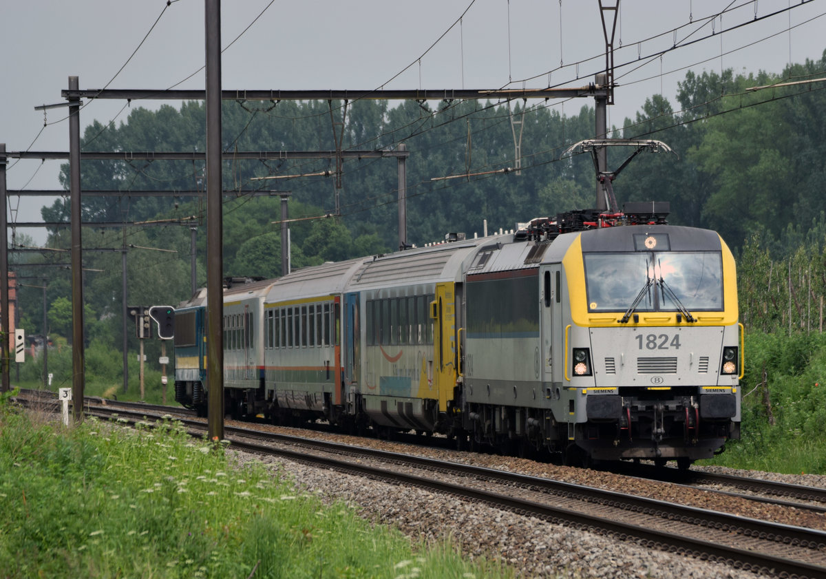 NMBS 1824 mit einem Messzug von Schaarbeek nach Hergenrath am 25.Mai 2016 bei Alt Hoeselt