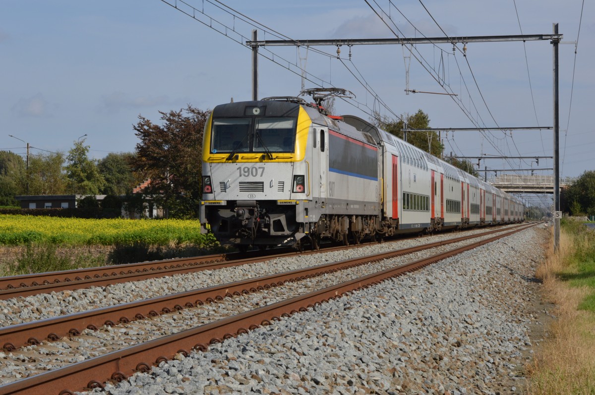 NMBS 1907 - Trein richting Gent. Foto genomen te Waregem (B), Spitaalstraat op 2014-10-10 om 14:14