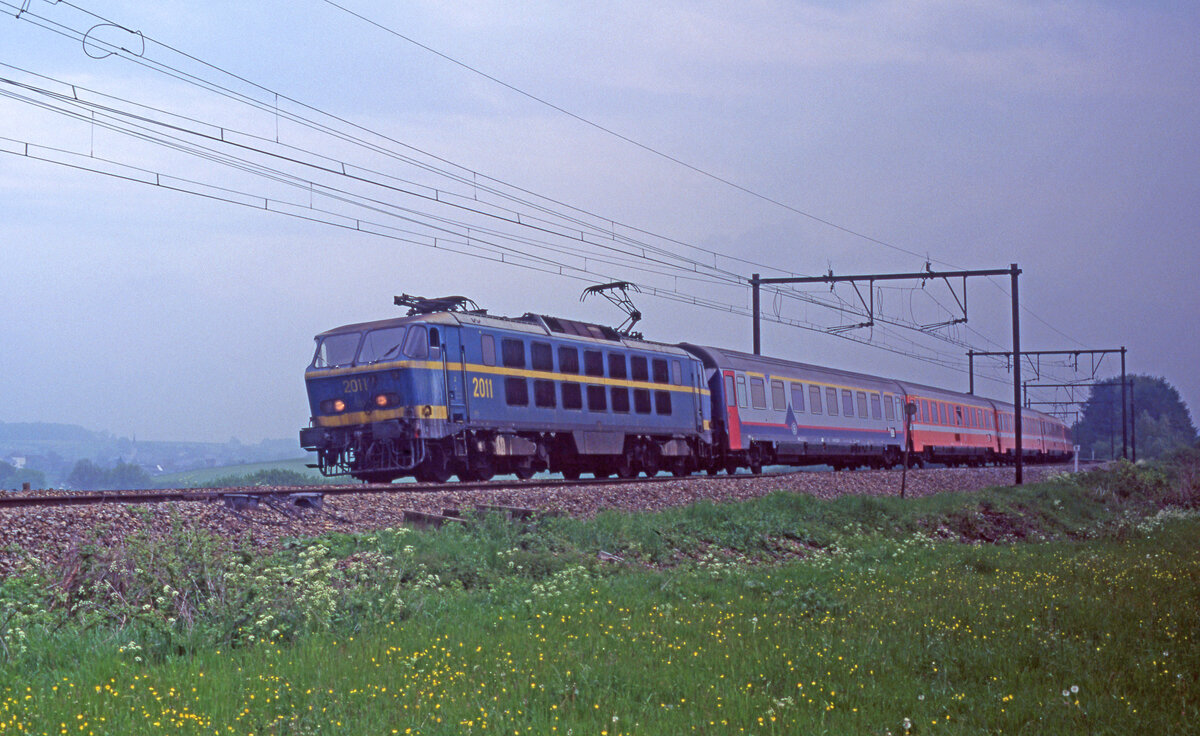 NMBS 2011 mit Int-296  Edelweiss  von Basel SBB nach Brussel Zuid unterwegs bei Autelbas-Barnich am 16.05.1997, 12.37u. Scanbild 7322, Fujichrome100.