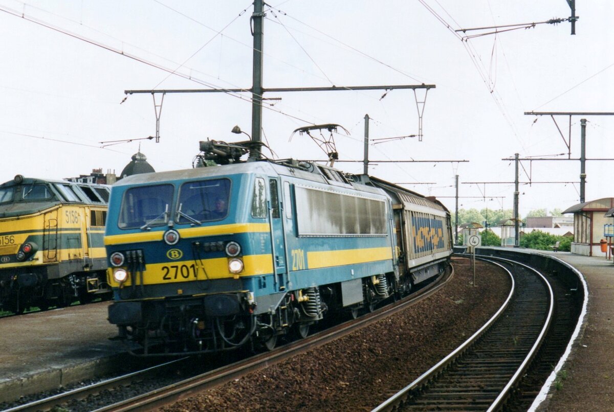 NMBS 2701 zieht auf dieses Scanbild der CargoWaggon Ganzzug durch Antwerpen-Dam am 15 Mai 2002.