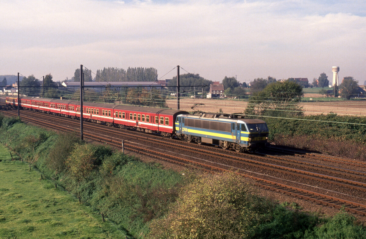 NMBS 2749 mit IC-833 von Saint-Ghislain nach Schaarbeek bei Neufvilles, 11.10.1994, Scan 6799. Wagen vom typ M4, hier in roter lackierung.