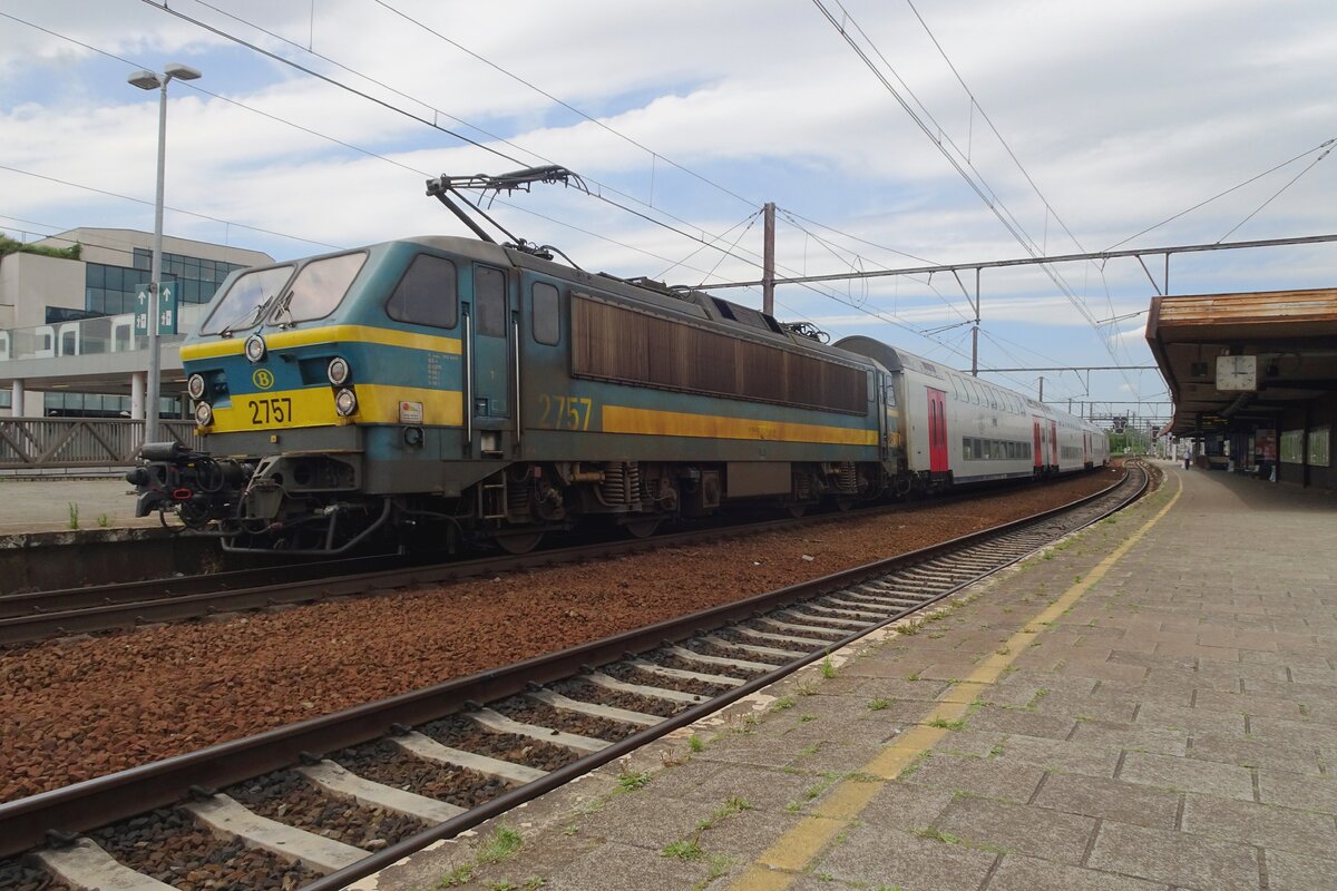 NMBS 2757 -eine der sehr Weniger ohne Graffiti- steht mit deren IC nach Charleroi Sud am 14 Juli 2022 in Antwerpen-Berchem.