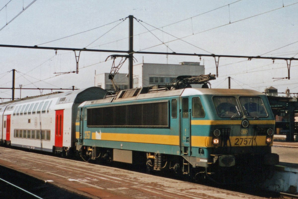 NMBS 2757 verl�sst am 17 Mai 2002 Gent Sint-Pieters mit ein IC nach Antwerpen.