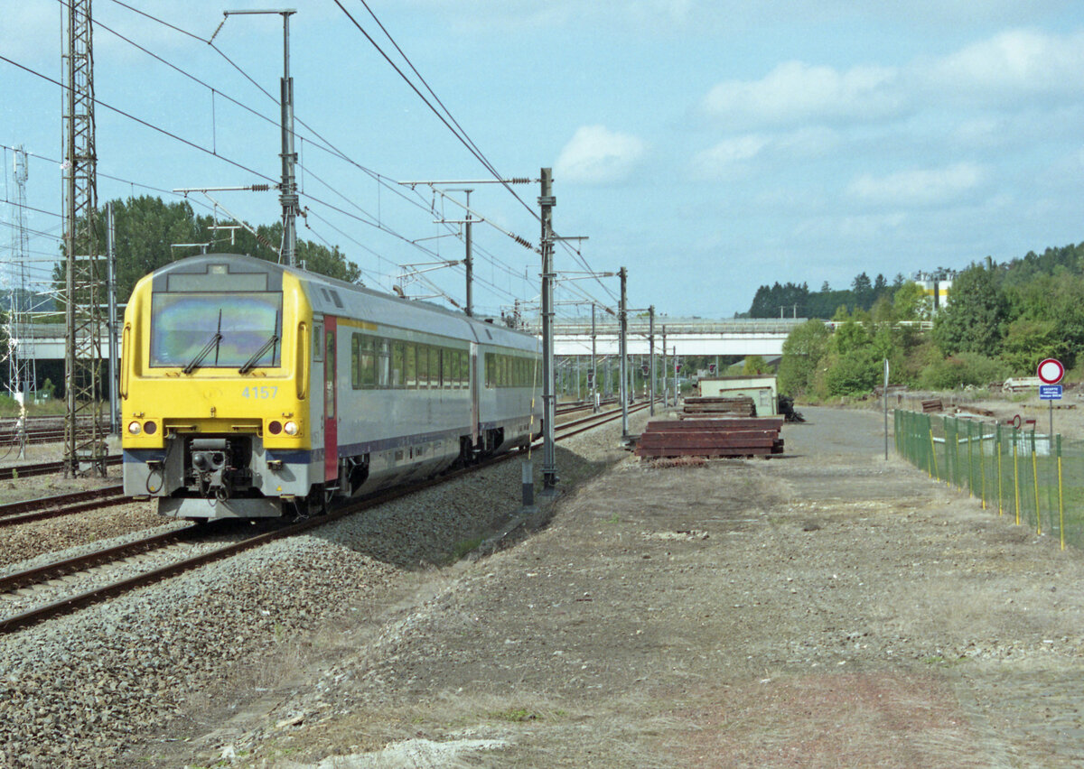 NMBS 4157 als L-5961 von Libramont nach Virton nähert sich den Bahnsteig von Virton am 12.09.2009, 12.37u. Die alten Ladegleise rechts wurden bereits entfernt. Scanbild 17510, Fuji S200.
