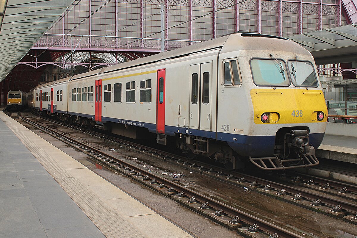 NMBS 438 steht am 10 Oktober 2026 als IC nach Hasselt abfahrtbereit in Antwerpen Centraal. Diese ab 1980 in Dienstgestellte Elektrotriebz�ge werden innerhalb einige Jahren den Dienst quittieren. 