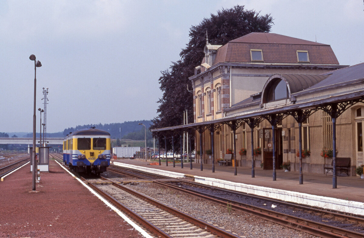 NMBS 4505 wartet am Gleis 2 im Bahnhof Virton auf Einsatz als L-5985 von Virton nach Libramont, 13.07.1999, Scan 7937.