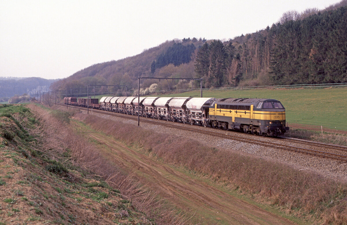 NMBS 5315 mit G�terzug aus richtung Namur in richtung Huy, bei Sclaigneaux, 09.04.1993, Scan 6224.