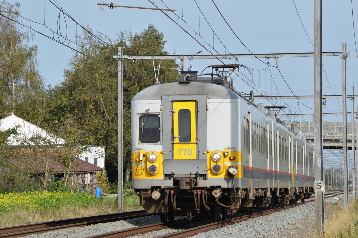 NMBS 770 - Trein P8997 Gent-St-Pieters naar Kortrijk. Foto: Waregem (B), Spitaalstraat op 2014-10-10 om 15:55