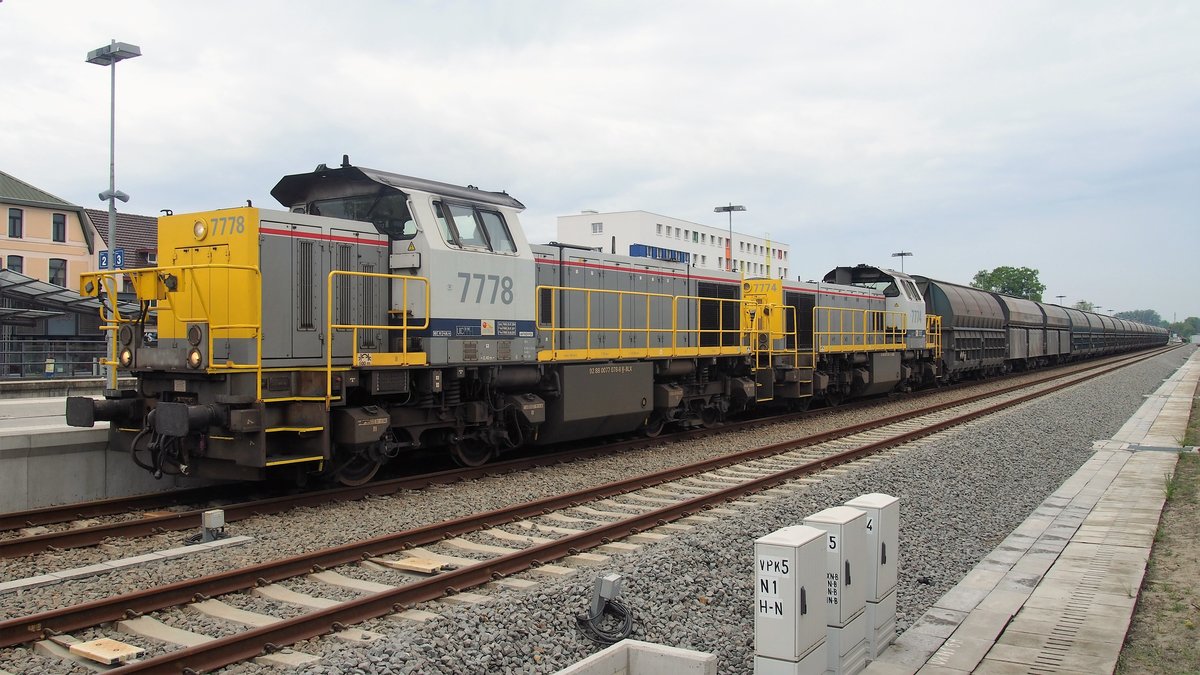 NMBS 7778 und 7774 voor einem Zinkzug im Bhf Neerpelt am 10.Mai 2016