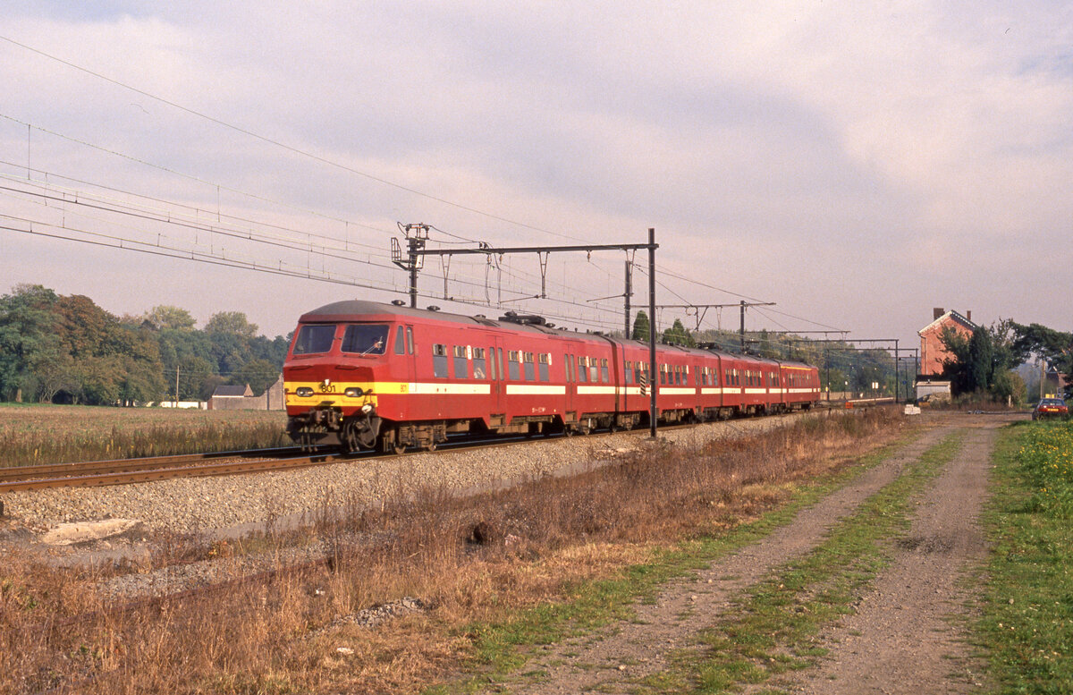 NMBS 801 durcheilt den Bahnhof Ghlin am 11.10.1994, 15.19u, als IC-838 von Saint Ghislain nach Schaarbeek. Scanbild 6816, Fujichrome100.