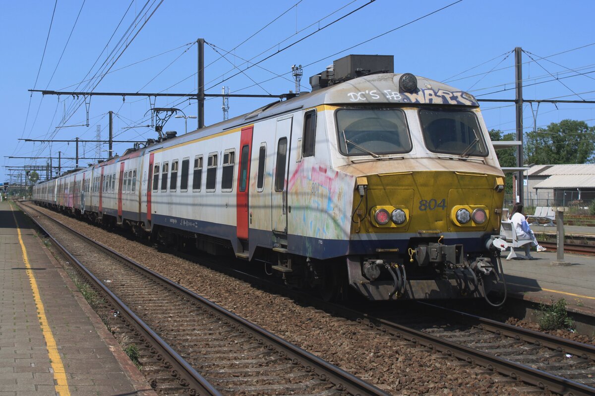 NMBS 804 verlasst Lier mit ein L-=Trein (RB) nach Antwerpen Centraal am 11 Juni 2025.