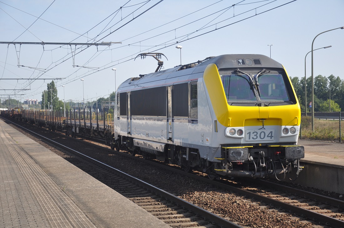 NMBS hle 1304 mit einem Ganzzug Rungenwagen aufgenommen 01.08.2015 im Bahnhof Antwerpen-Luchtbal